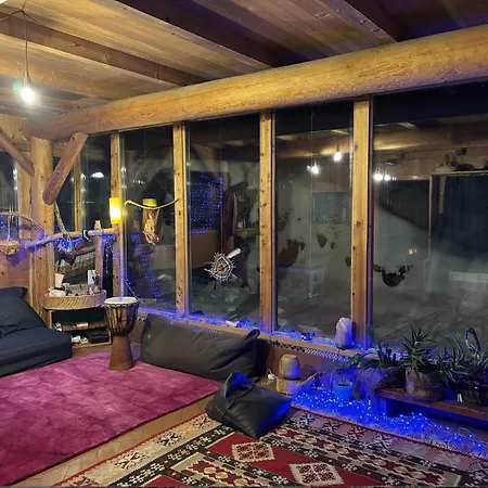 Wild Art Wooden House بيت للعطل *